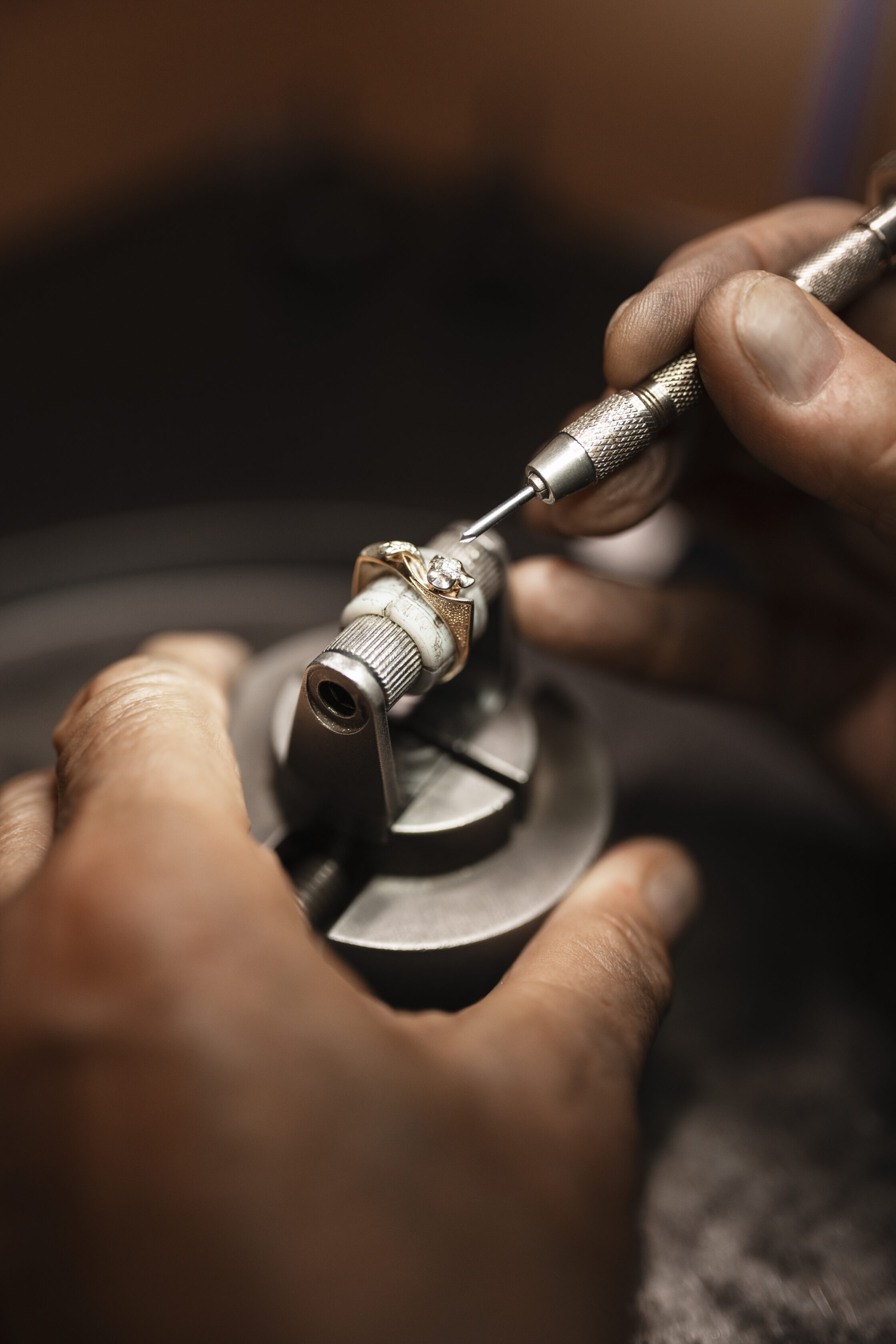 bijoutier-travaillant-dans-la-boutique-avec-equipement