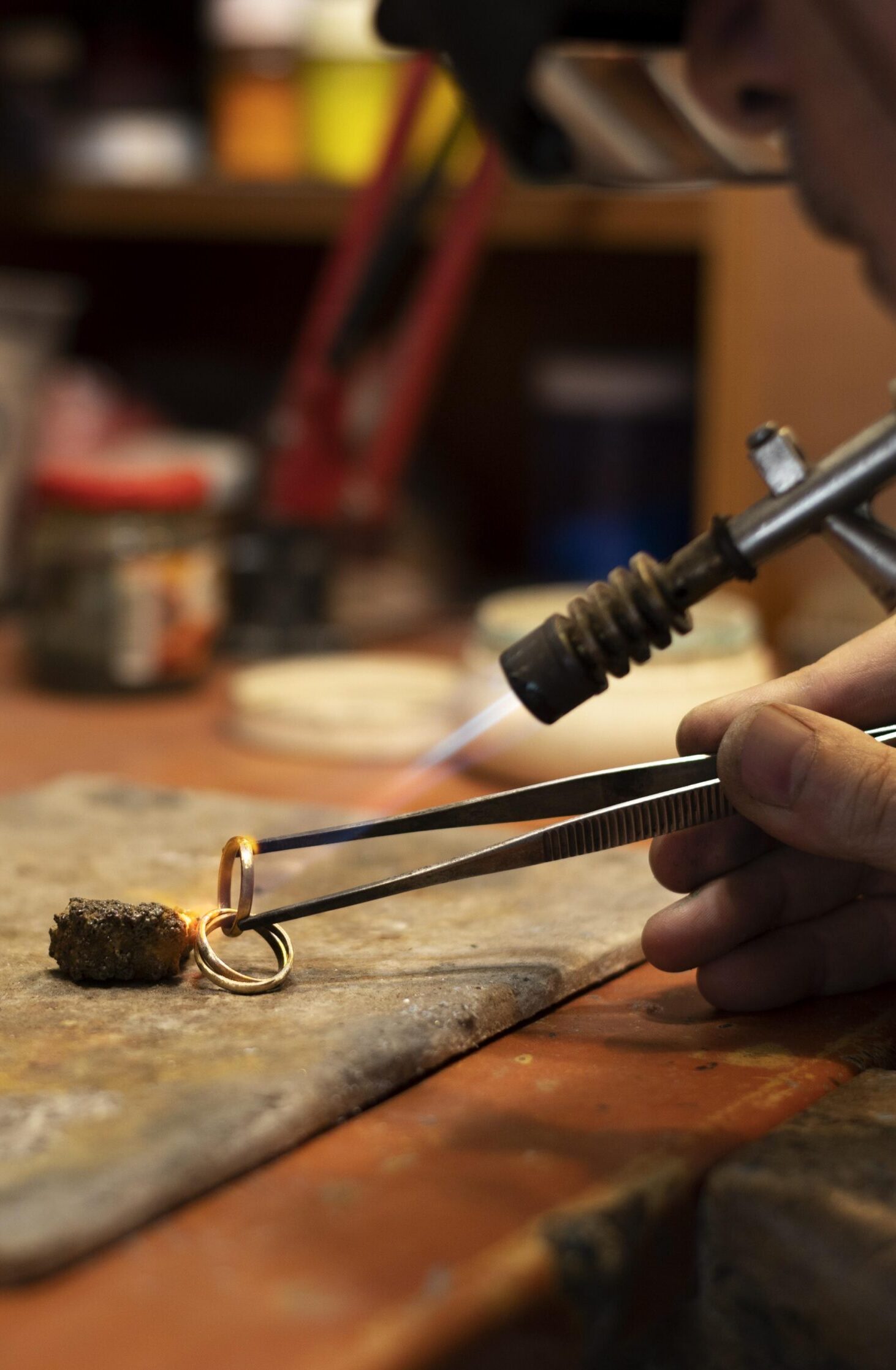fabricant-de-bijoux-travaillant-seul-dans-l-atelier